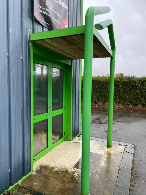 Auvent d’entrée après réparation avec structure et porte remises au propre