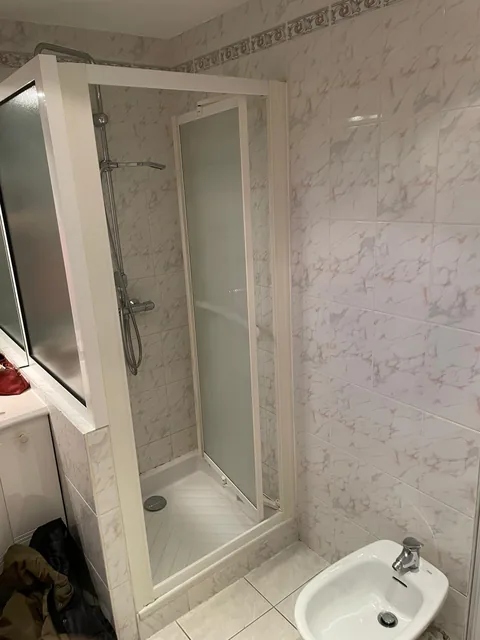 Douche avant rénovation et remplacement de la paroi