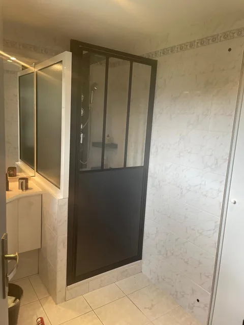 Douche après rénovation avec nouvelle paroi et reprise carrelage après suppression du bidet