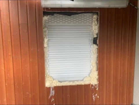 Fenêtre avant habillage et finitions extérieures