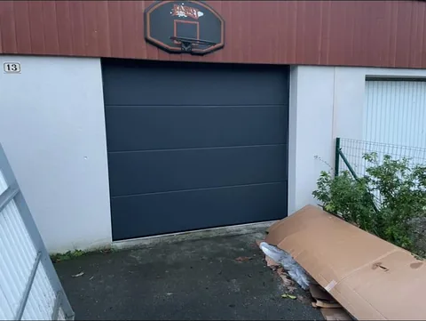 Nouvelle porte de garage après remplacement vue extérieure