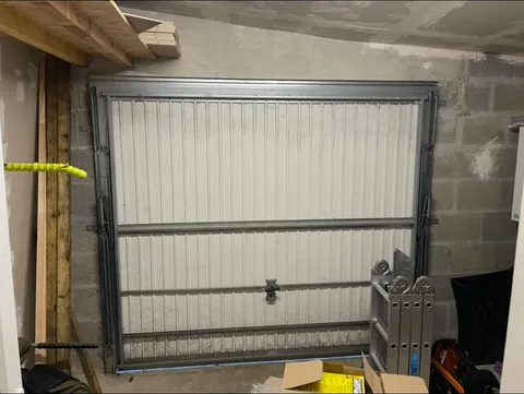 Ancienne porte de garage avant remplacement vue intérieure