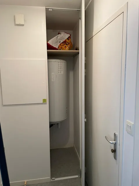 Placard technique avec nouvelle porte fermée après remplacement