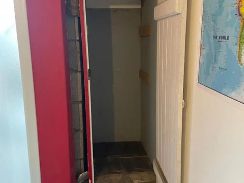 Placard sous escalier avant transformation