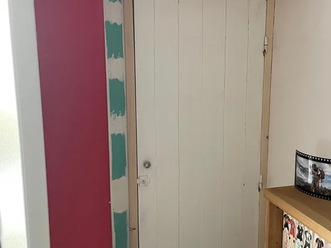 Placard sous escalier fermé avec la porte remise en place