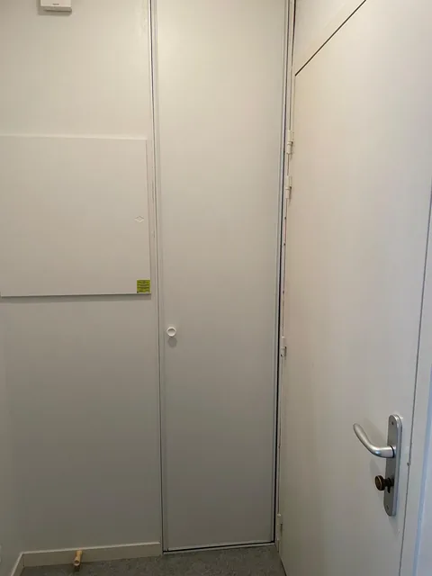 Placard technique avec ballon d’eau chaude, porte ouverte après remplacement