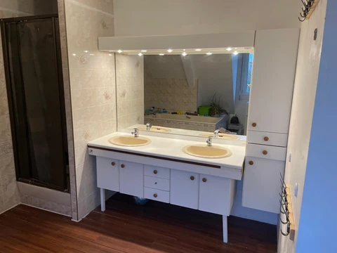 Ancien meuble de salle de bain avant travaux